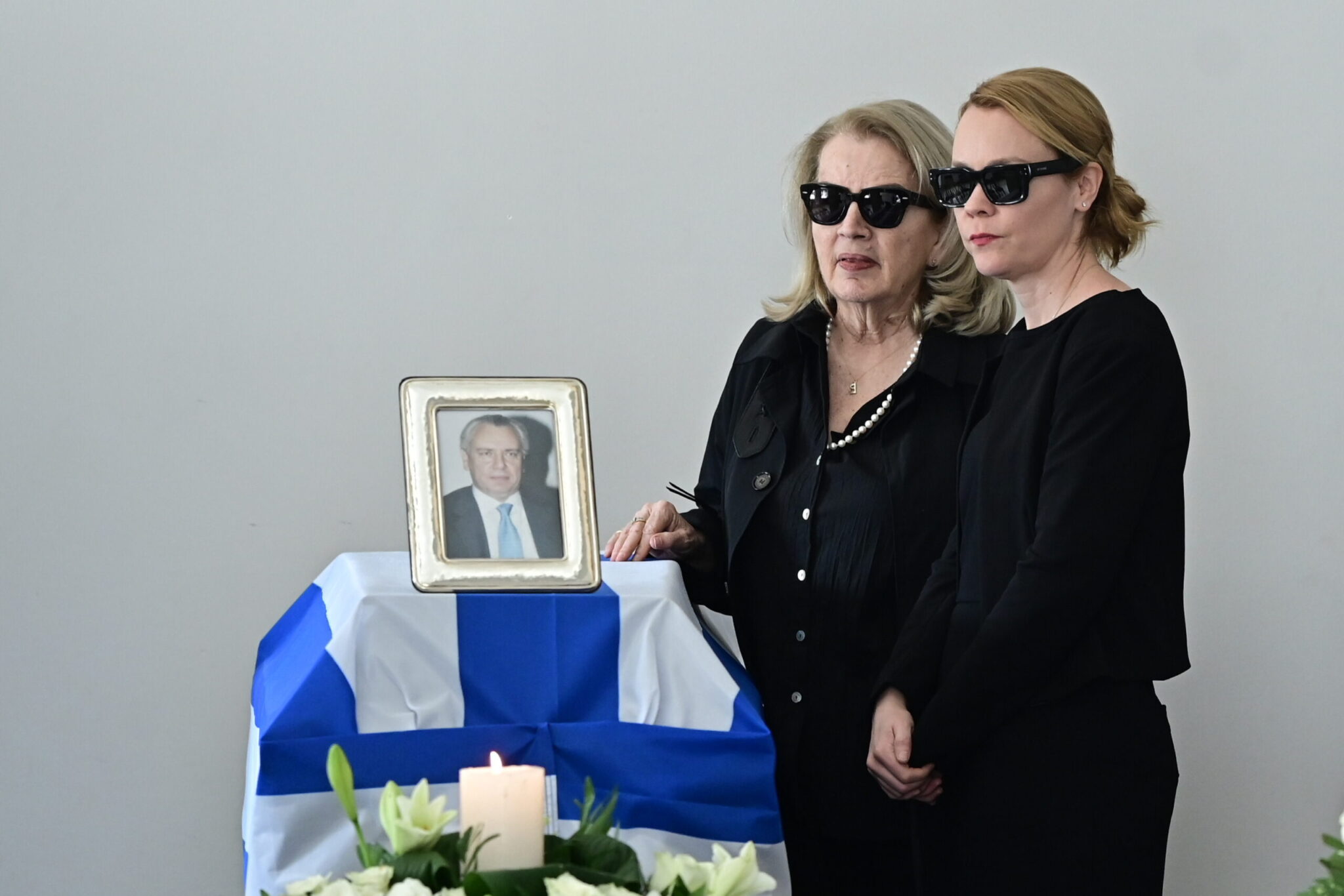 Σε κλίμα συγκίνησης το τελευταίο αντίο στον Αναστάση Παπαληγούρα – Ο συγκινητικός επικήδειος της κόρης του Λένας: «Ο πατέρας μου έφυγε κρατώντας το χέρι της συντρόφου του Βαρβάρας» (Εικόνες)