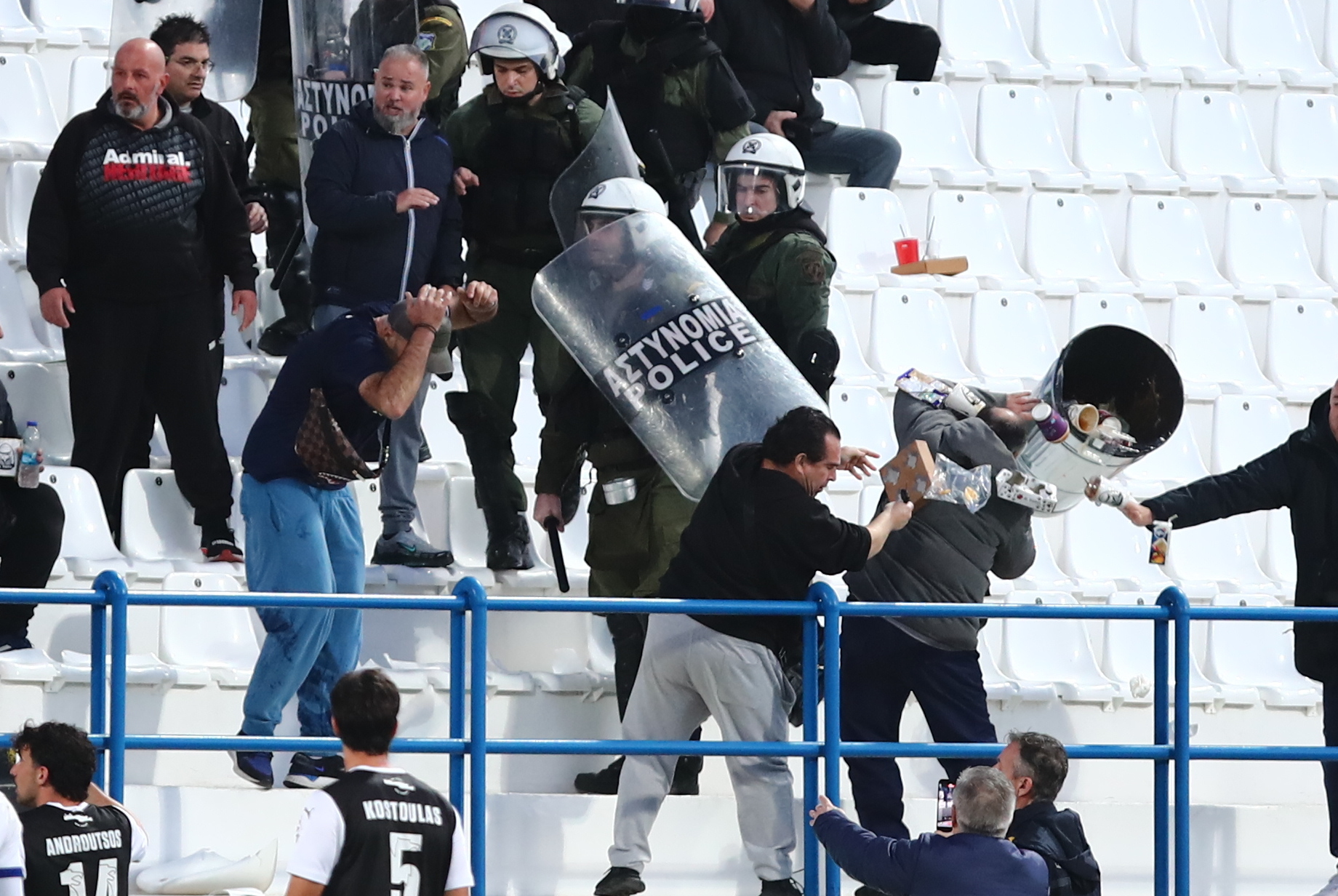 Χειροπέδες στον πρόεδρο του Ιωνικού – Απείλησε, εξύβρισε και απώθησε βίαια αστυνομικό