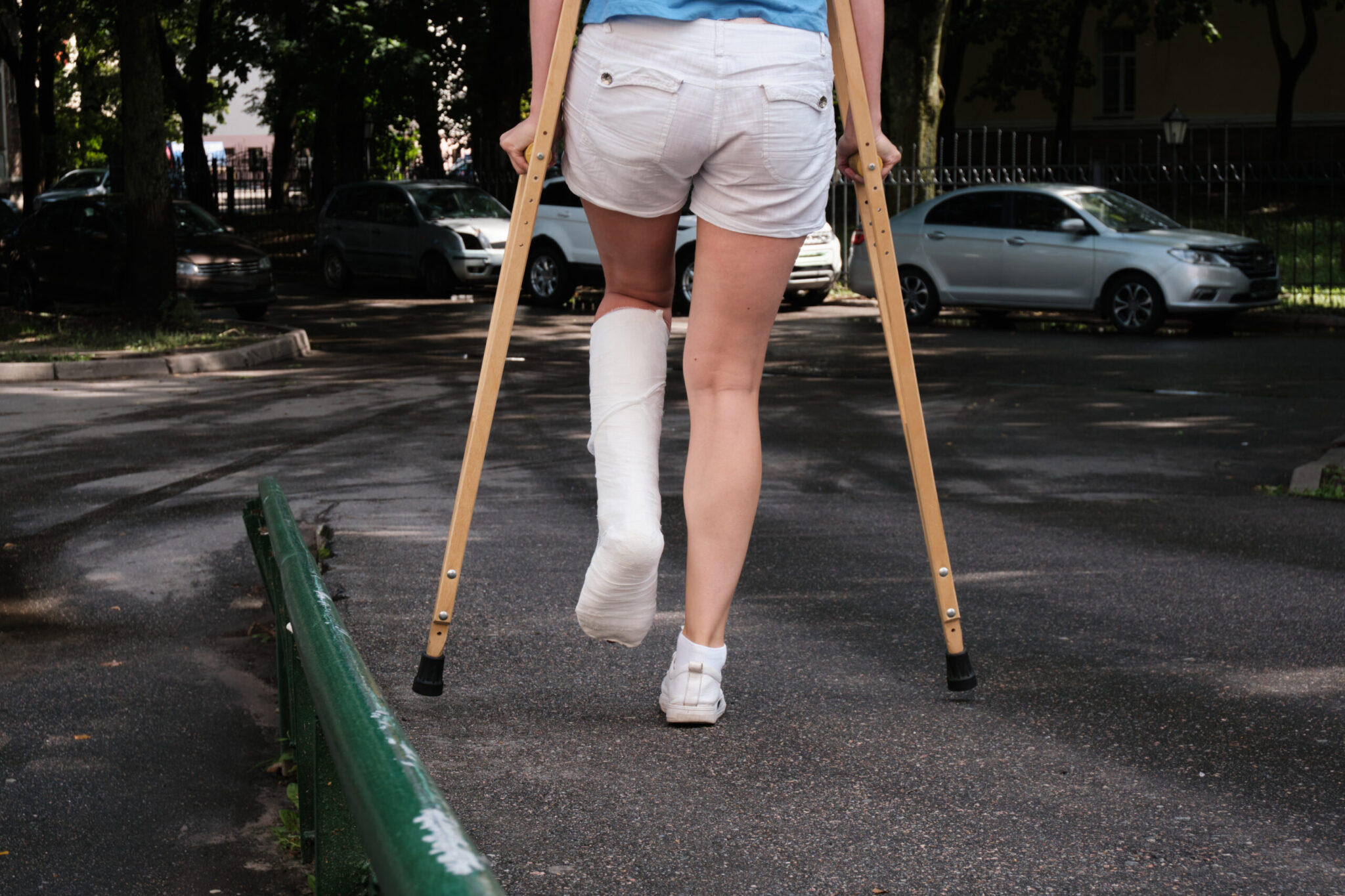 Νηπιαγωγός μηνύει το δημόσιο- Την υποχρέωσαν να γυρίσει στη δουλειά με σπασμένο πόδι μετά από ατύχημα εν ώρα εργασίας (βίντεο)