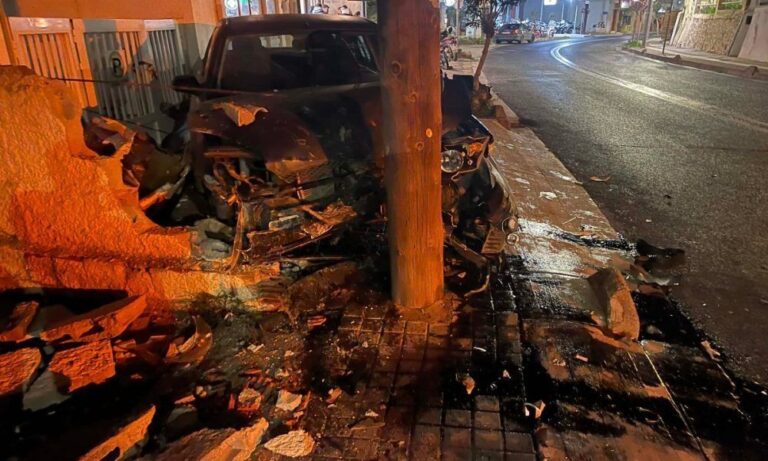 Κρήτη: Αυτοκίνητο «καρφώθηκε» σε κολώνα (εικόνες)