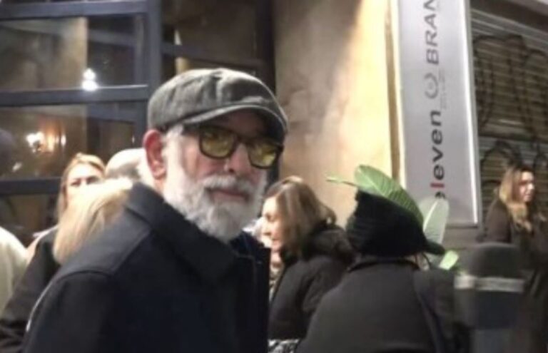 Πέτρος Φιλιππίδης: «Είσαι καλά παιδί μου;» – Δείτε βίντεο με την αντίδρασή του σε ρεπόρτερ κατά τη διάρκεια βραδινής εξόδου του σε θεατρική παράσταση