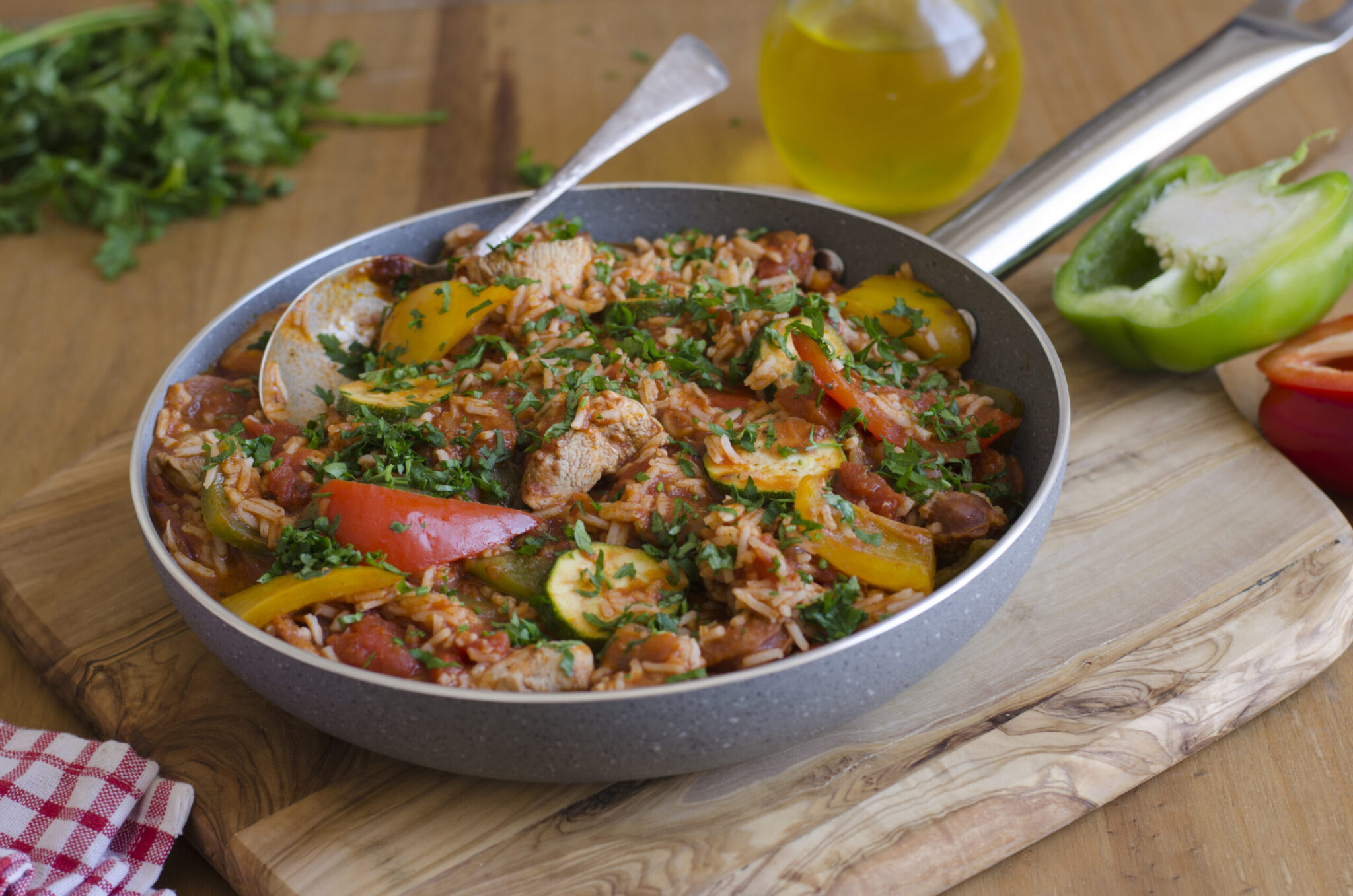 Πιάτο ημέρας: Τσικνίζουμε με τηγανιά κοτόπουλου με χωριάτικο λουκάνικο και μπίρα