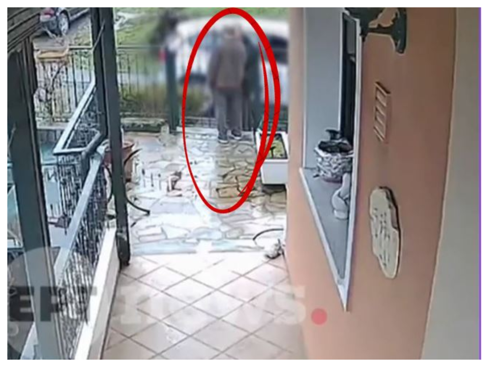 Θεσσαλονίκη: Η στιγμή που γυναίκα αγκαλιάζει ηλικιωμένο και αρπάζει την αλυσίδα που φορούσε στον λαιμό (Βίντεο)