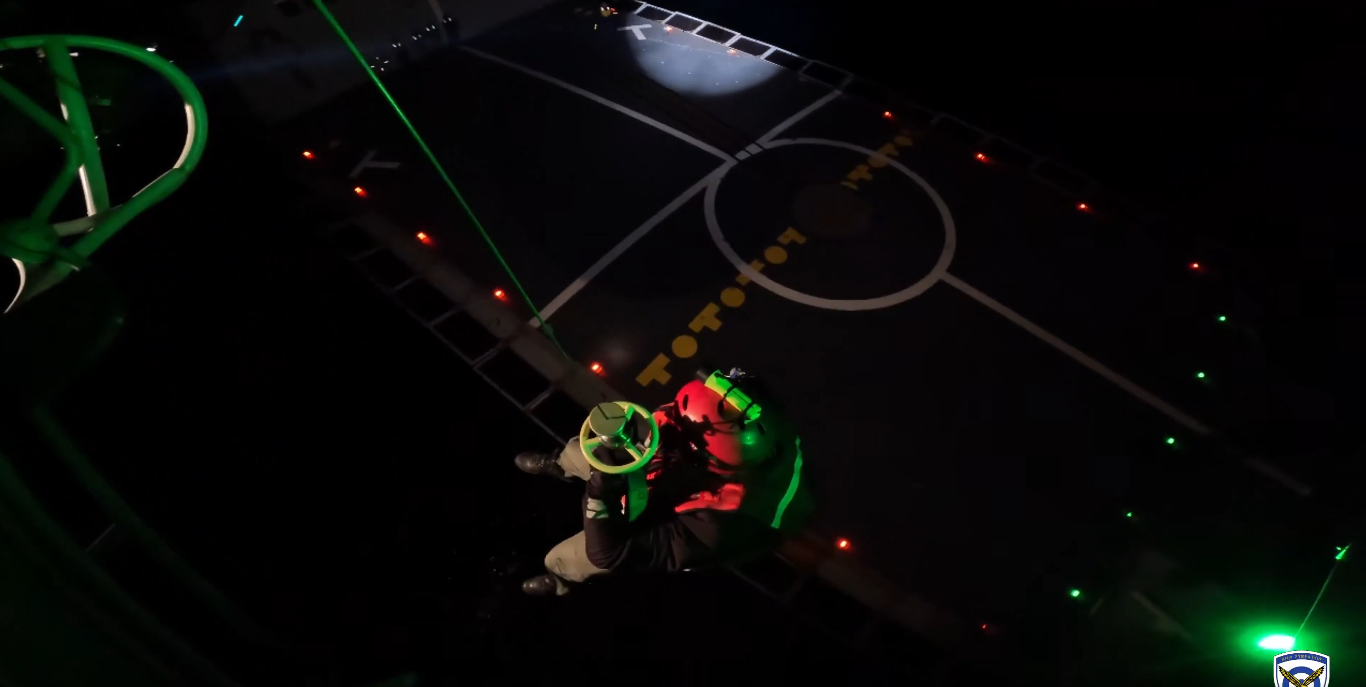 Βίντεο: Η στιγμή που Έλληνες διασώστες μεταφέρουν με Super Puma ασθενή από γαλλική φρεγάτα ανοιχτά της Κρήτης