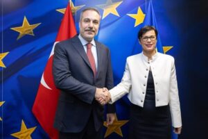 Η Μάρτα Κος με τον Τούρκο ΥΠΕΞ Χακάν Φιντάν πηγή European Commission Date 02/12/2025