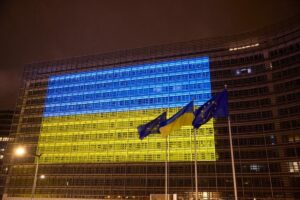 Το κτίριο της Κομισιόν στις Βρυξέλλες στα χρώματα της ουκρανικής σημαίας - πηγή: European commission