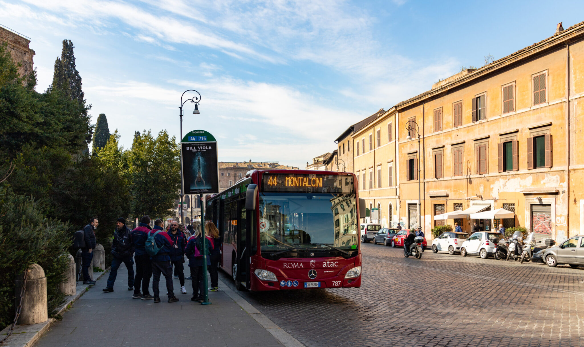 Ρώμη: 21χρονη δέχτηκε άγρια σεξουαλική επίθεση σε στάση λεωφορείου – Την έσυρε σε θάμνο και την ξυλοκόπησε, πριν την βρει ταξιτζής να παραπατάει στον δρόμο