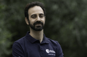 Ο Λαρισαίος Αδριανός Γολέμης γράφει ιστορία στο διάστημα εκπαιδεύοντας αστροναύτες – Και άλλοι Έλληνες στον Οργανισμό της Ευρωπαϊκής Υπηρεσίας Διαστήματος