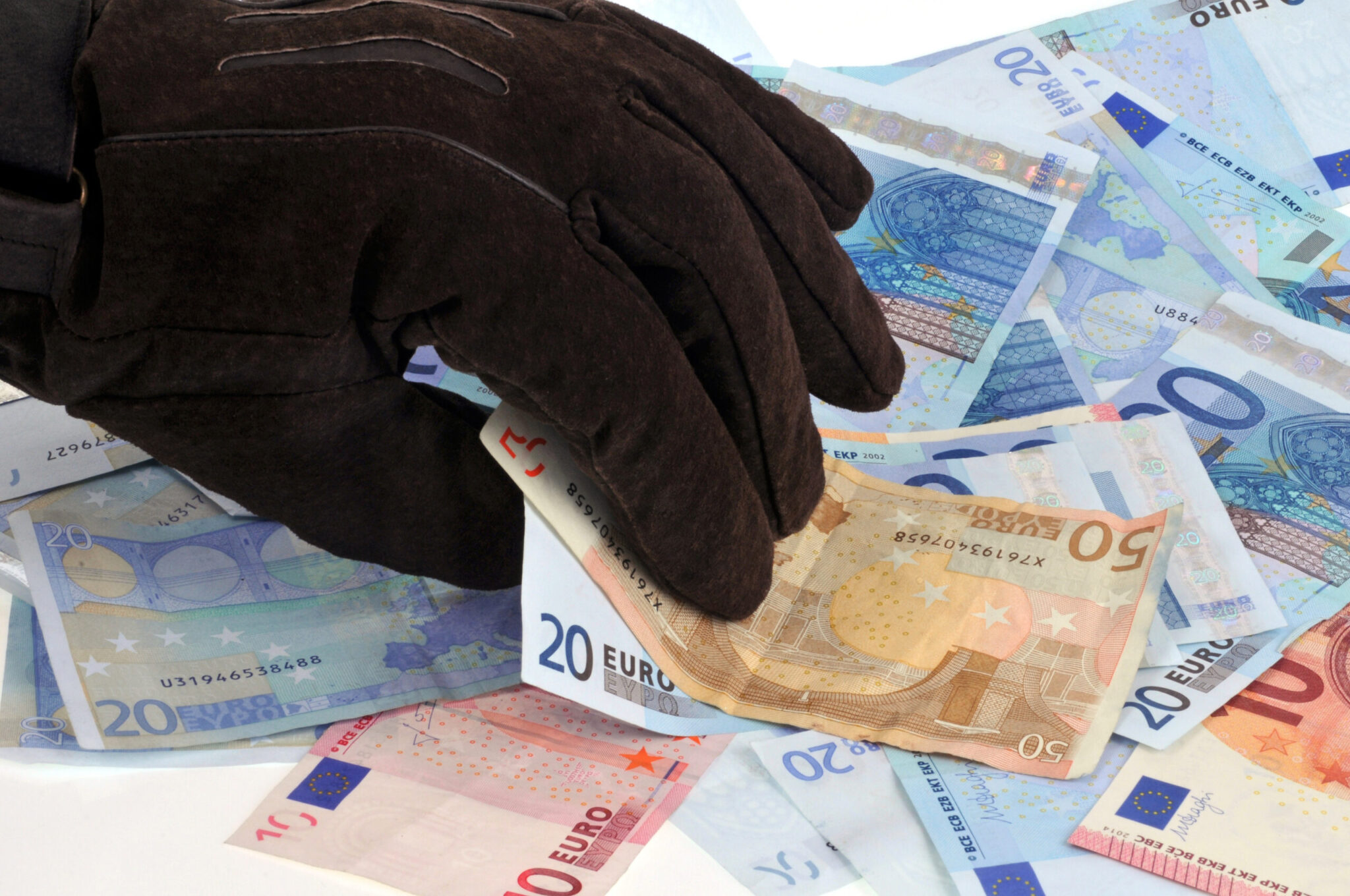 Ποιοι «έβαζαν χέρι» στο Επίδομα Κοινωνικής Αλληλεγγύης – Από τις εμβόλιμες αιτήσεις «εκτός σειράς» έως τη διαβίβαση του φακέλου στη Δικαιοσύνη