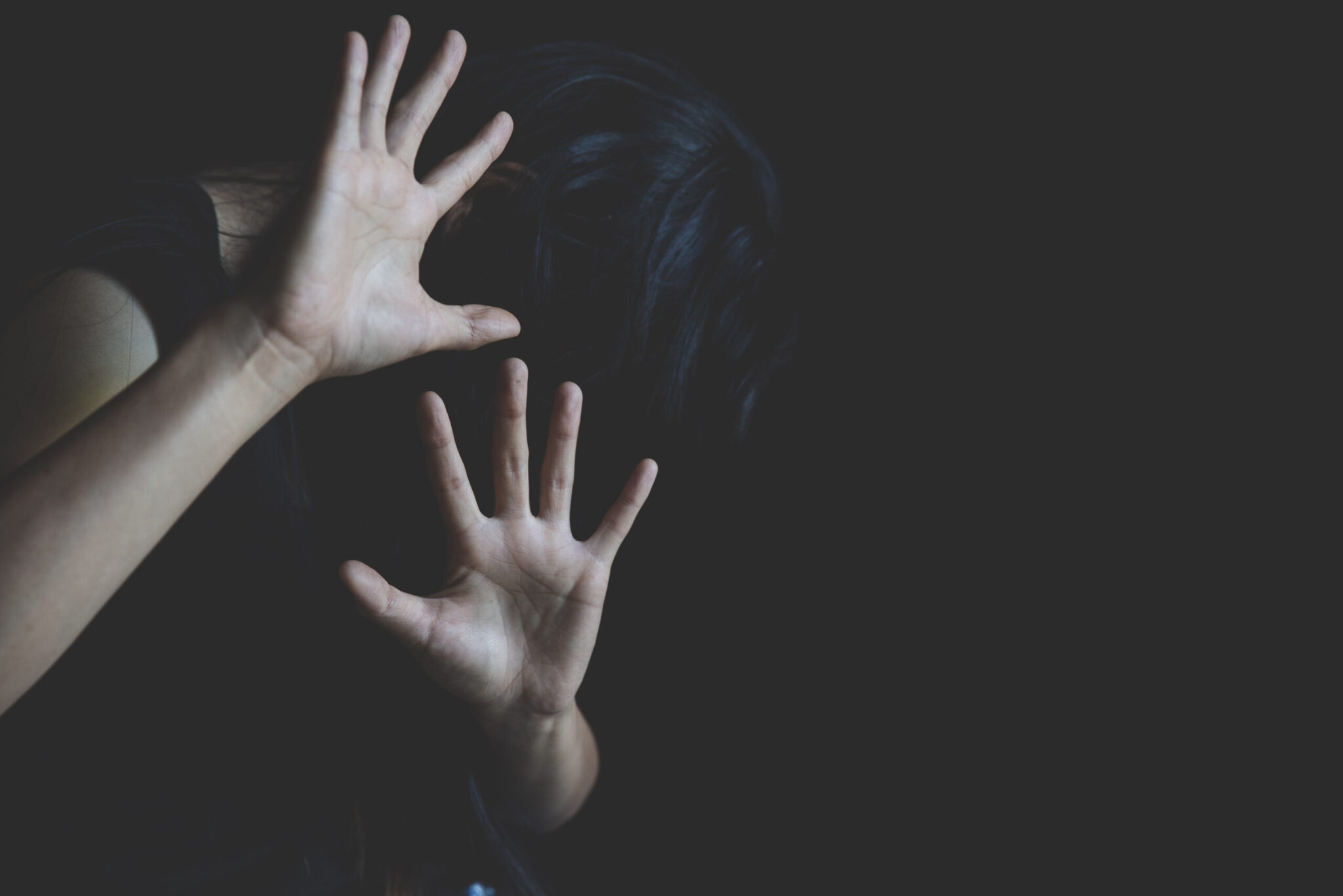 Σουηδός κατηγορείται ότι εξανάγκασε τη σύζυγό του σε σεξουαλικές πράξεις με περισσότερους από 120 άνδρες