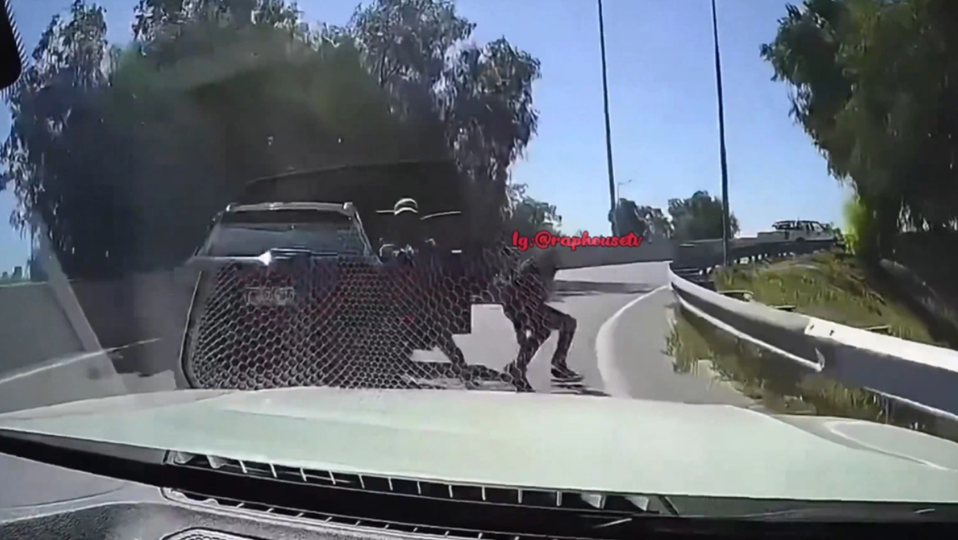 Χιλή: Οδηγός πατάει ένοπλους σε αυτοκινητόδρομο – Πήγαν να τον ληστέψουν (Βίντεο)