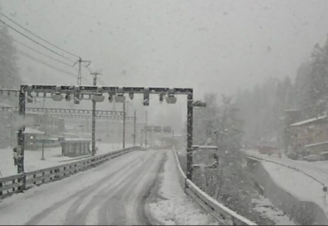 Ελβετία: Εκτροχιάστηκε τρένο μετά από κατολίσθηση – Πληροφορίες για αρκετούς τραυματίες