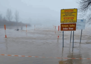 Εβρος σε «κόκκινο»: Η καταιγίδα στη Βουλγαρία ανεβάζει επικίνδυνα τη στάθμη – Άνοιγμα θυροφραγμάτων για να μην σπάσουν τα αναχώματα (Βίντεο)