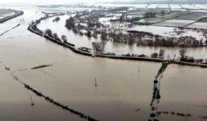Εβρος: Εικόνες βιβλικής καταστροφής από τις πλημμύρες – Πάνω από τα 6 μέτρα το νερό στα Λάβαρα, «βυθισμένες» οι πινακίδες (βίντεο)