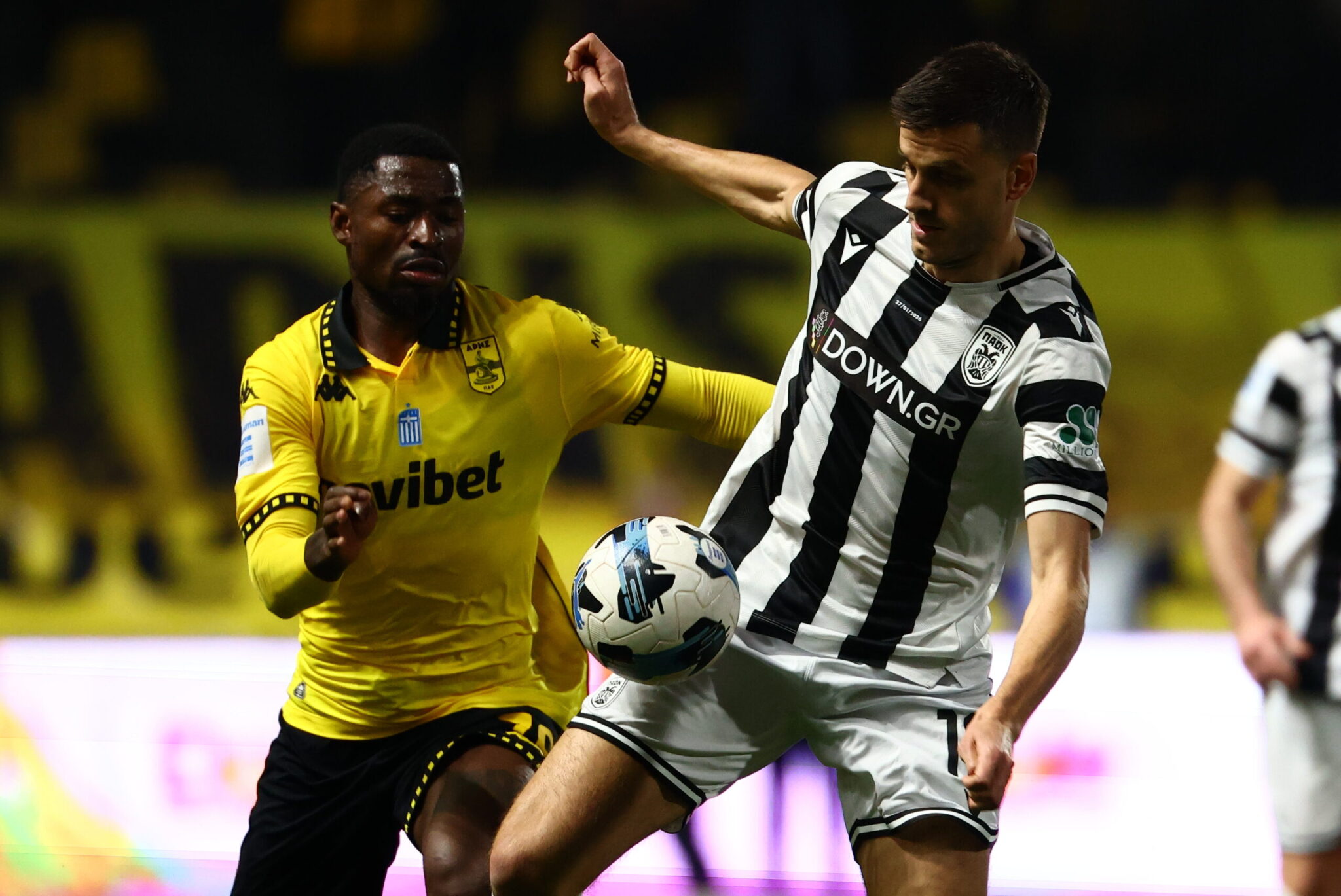 Με δύο τεράστιες αποκρούσεις στο φινάλε Αθανασιάδη και Παβλέκα έληξε 0-0 το ντέρμπι ανάμεσα σε Άρη και ΠΑΟΚ – Πολύ δυνατό το πρώτο ημίχρονο