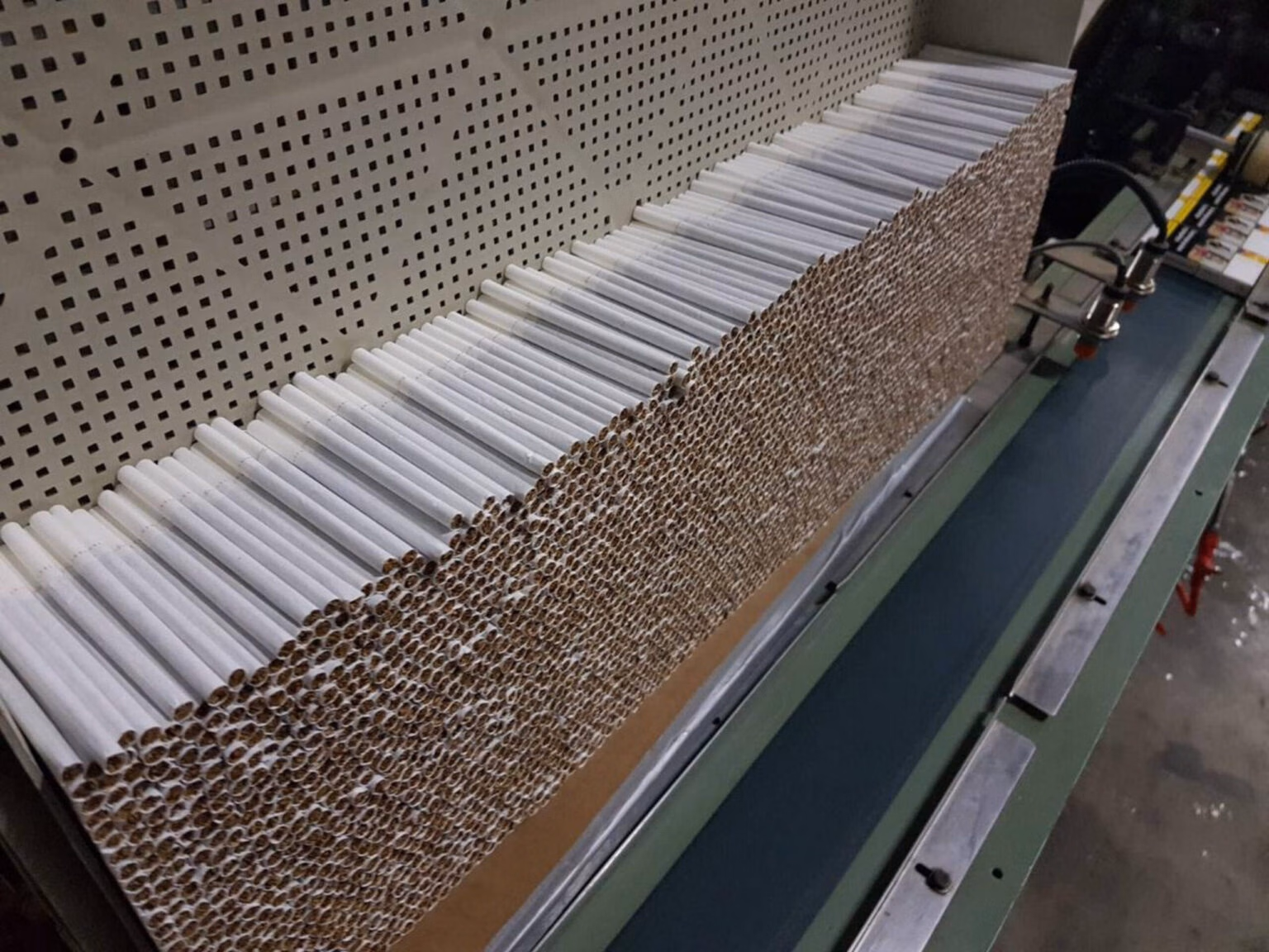 Προφυλακιστέοι δύο κατηγορούμενοι για το κύκλωμα με τα λαθραία τσιγάρα – Αύριο οι απολογίες για τον «Πούτιν» και τον «Πρόεδρο»