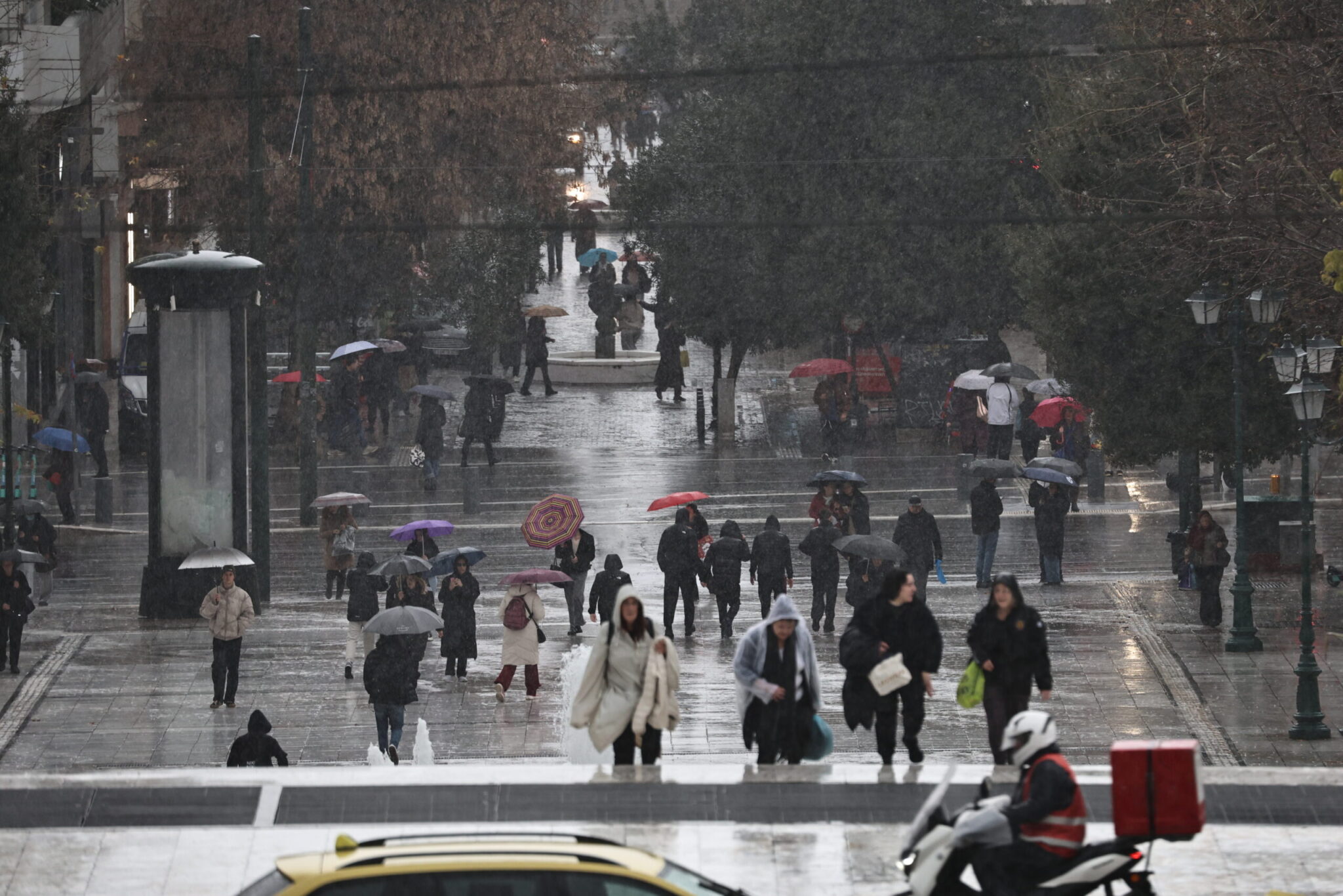 Καιρός: Τσικνοπέμπτη με καταιγίδες και θυελλώδεις ανέμους – Οι ιδανικές ώρες για να ψήσουμε