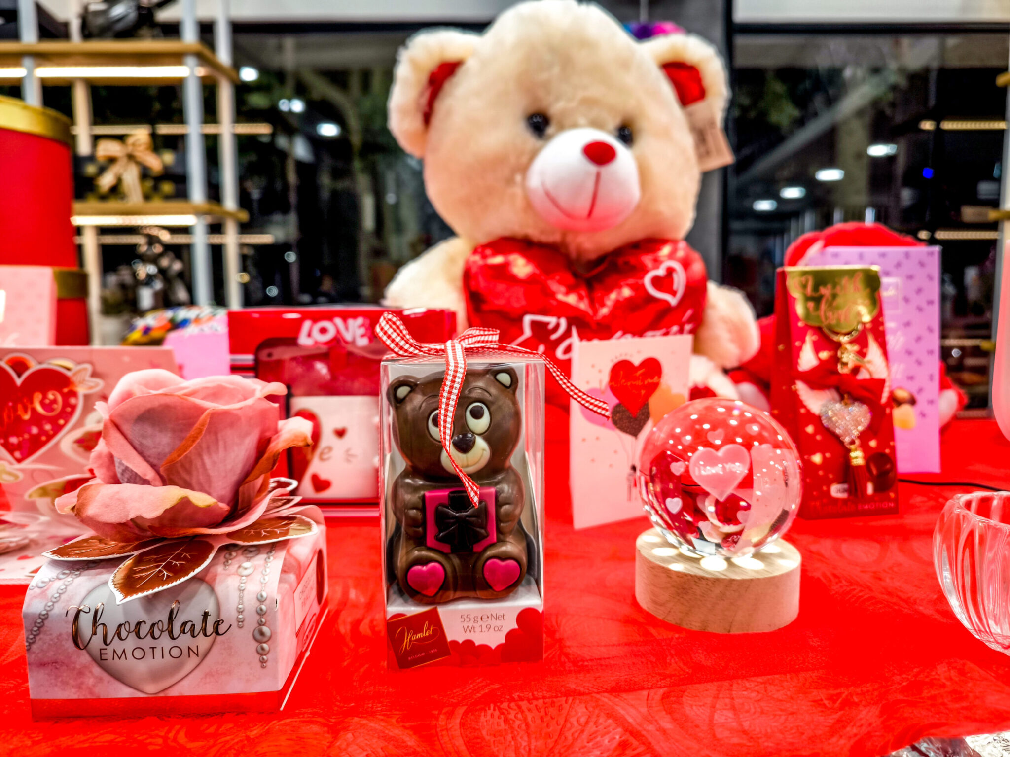 Σε ρυθμούς Αγίου Βαλεντίνου η αγορά: Λουλούδια από «χρυσάφι» και «αλμυρά» σοκολατάκια – Τι δώρα προτιμούν οι Ελληνες