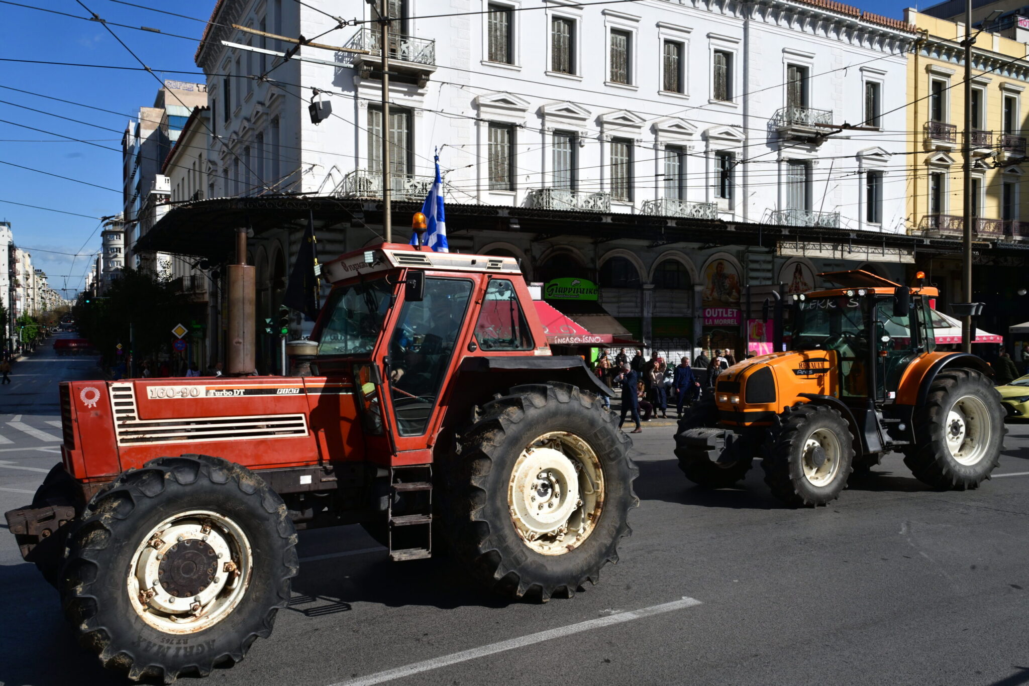 Αποχώρηση αγροτών και τρακτέρ από το Σύνταγμα – Προειδοποιούν πως θα συνεχίσουν τον αγώνα τους (βίντεο)