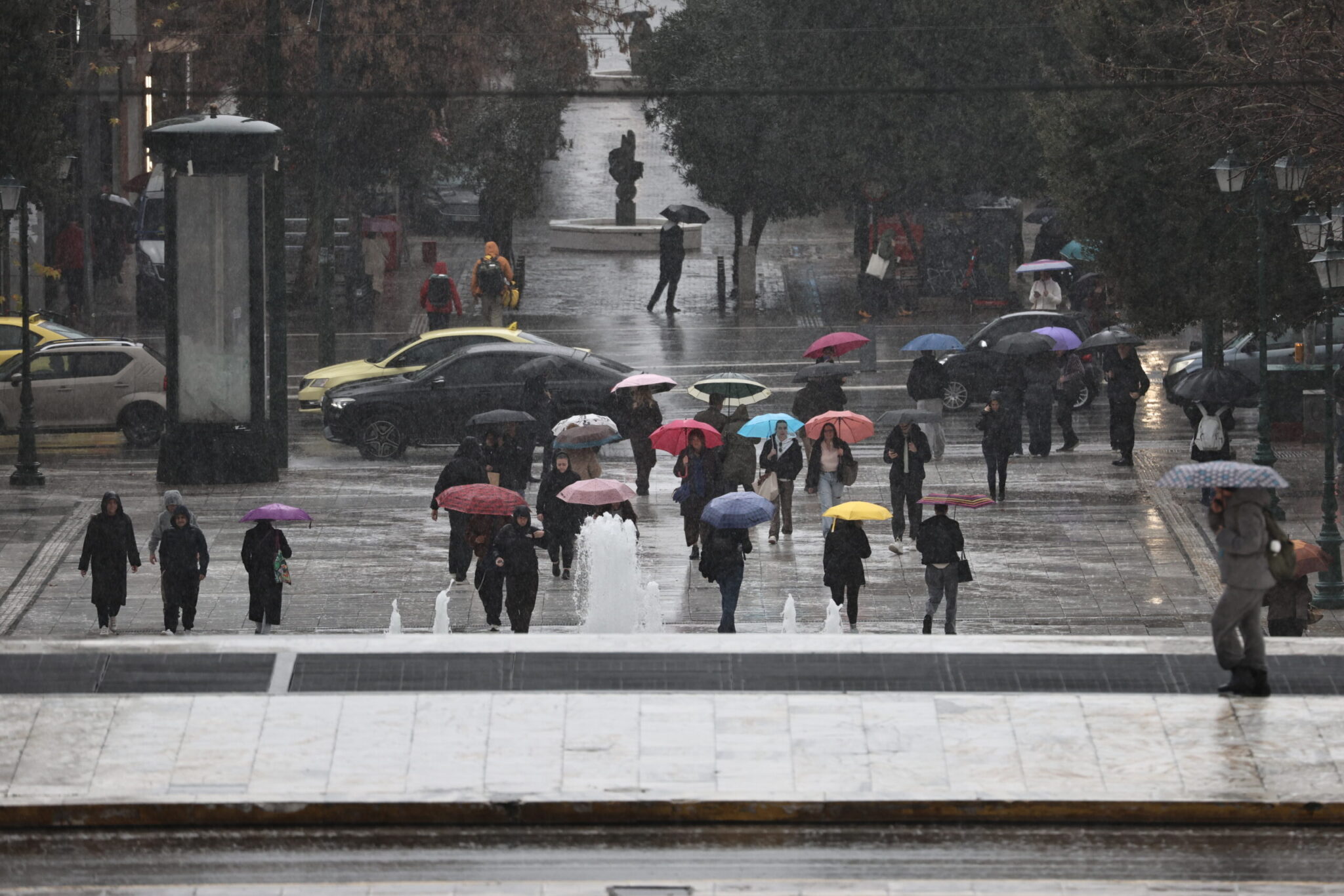 Εκτακτο δελτίο επιδείνωσης καιρού: Πορτοκαλί προειδοποίηση για κοκτέιλ με ισχυρές καταιγίδες, θυελλώδεις ανέμους και αφρικανική σκόνη
