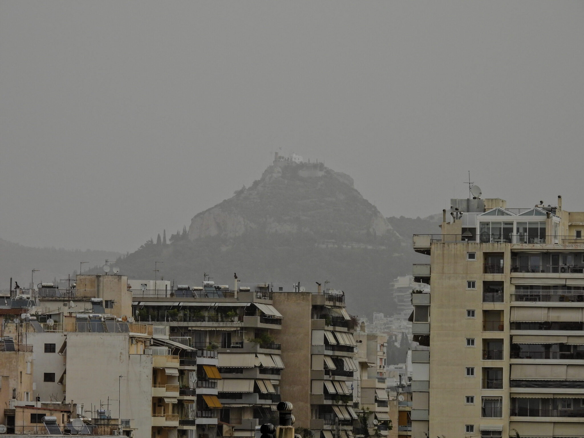 Καιρός: Επιμένουν βροχές, τοπικές καταιγίδες, ισχυροί άνεμοι και αφρικανική σκόνη – Κακοκαιρία εξπρές την Τρίτη