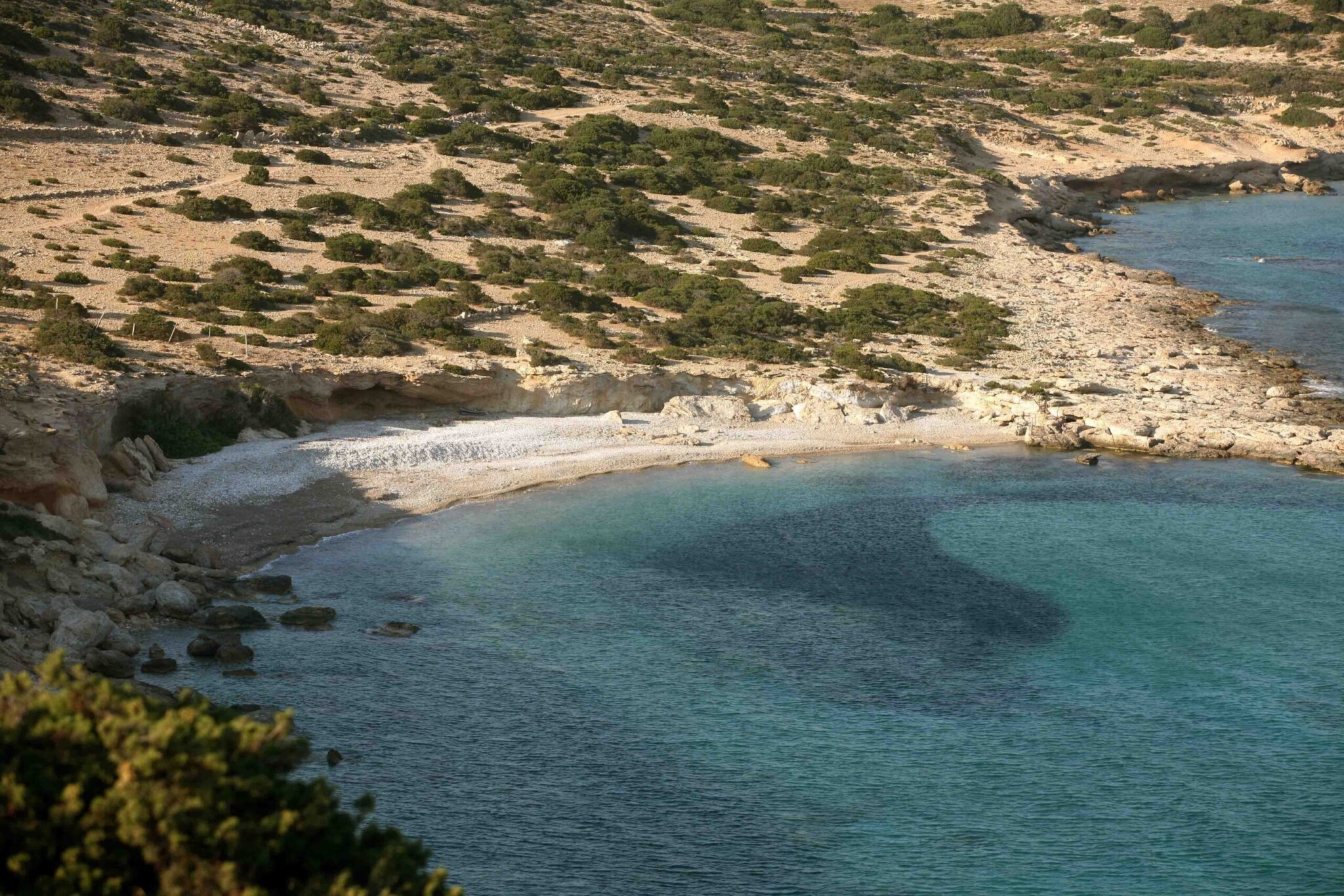 Κουφονήσια: «στοπ» Πιερρακάκη σε καντίνες και ομπρελοξαπλώστρες στις παραλίες Πορί και Ιταλίδα