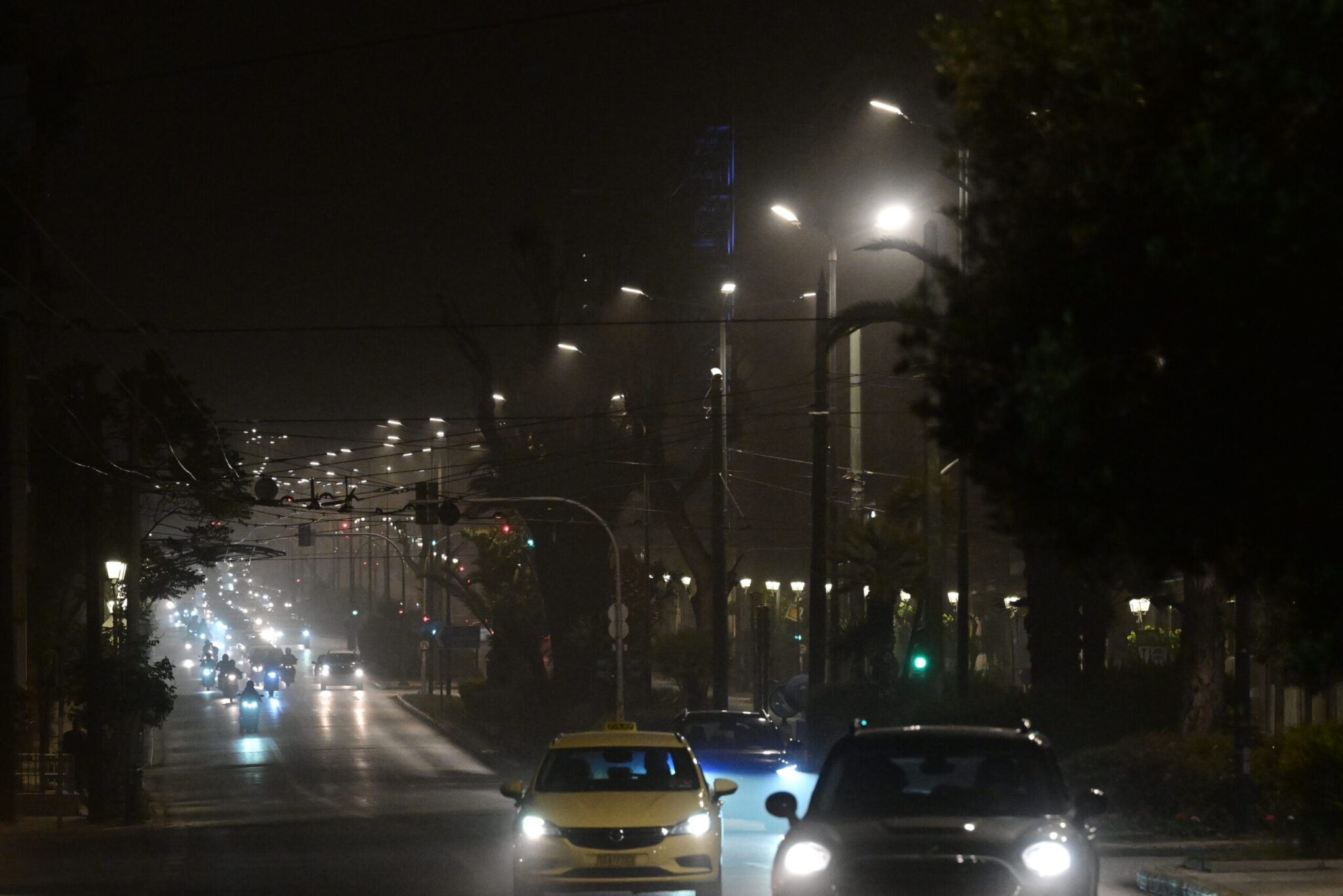 Νύχτα στον Κηφισό: Όταν το όριο ταχύτητας γίνεται εφιάλτης και οι πινακίδες δεν διαβάζονται – Βίντεο άρθρο του Τέρενς Κουίκ