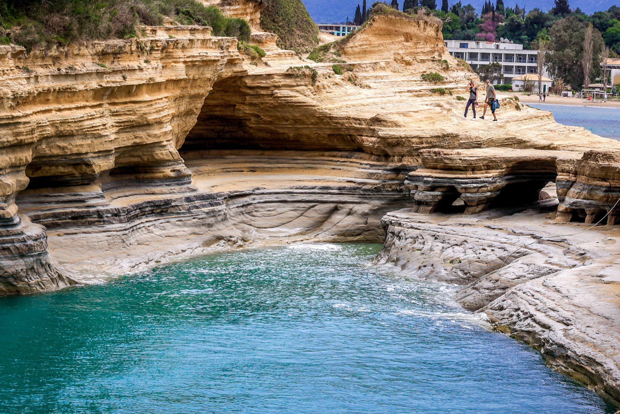 Κίνδυνος για την πιο διάσημη παραλία της Κέρκυρας: Επιχειρήσεις κρέμονται στον αέρα στο Canal d’Amour εξαιτίας διάβρωσης (Βίντεο)