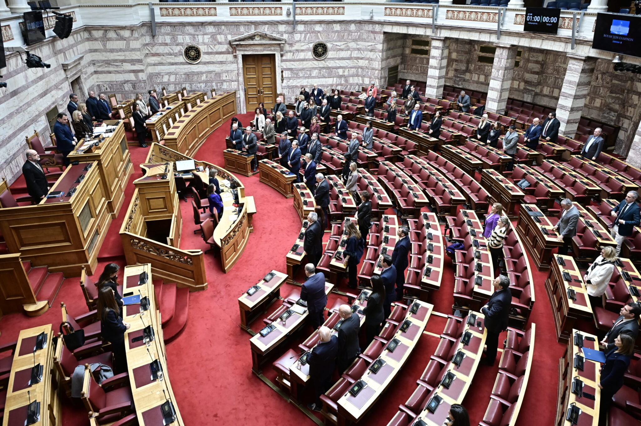 Τέμπη: Ενός λεπτού σιγή στη Βουλή για τα τρία χρόνια από την σιδηροδρομική τραγωδία 