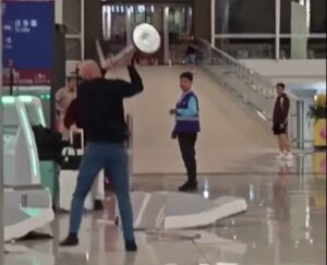 Χονγκ Κονγκ: Βρετανός τουρίστας τα κάνει γης Μαδιάμ στο αεροδρόμιο – Διέλυσε μηχανήματα check-in με μεταλλικό στύλο (βίντεο)