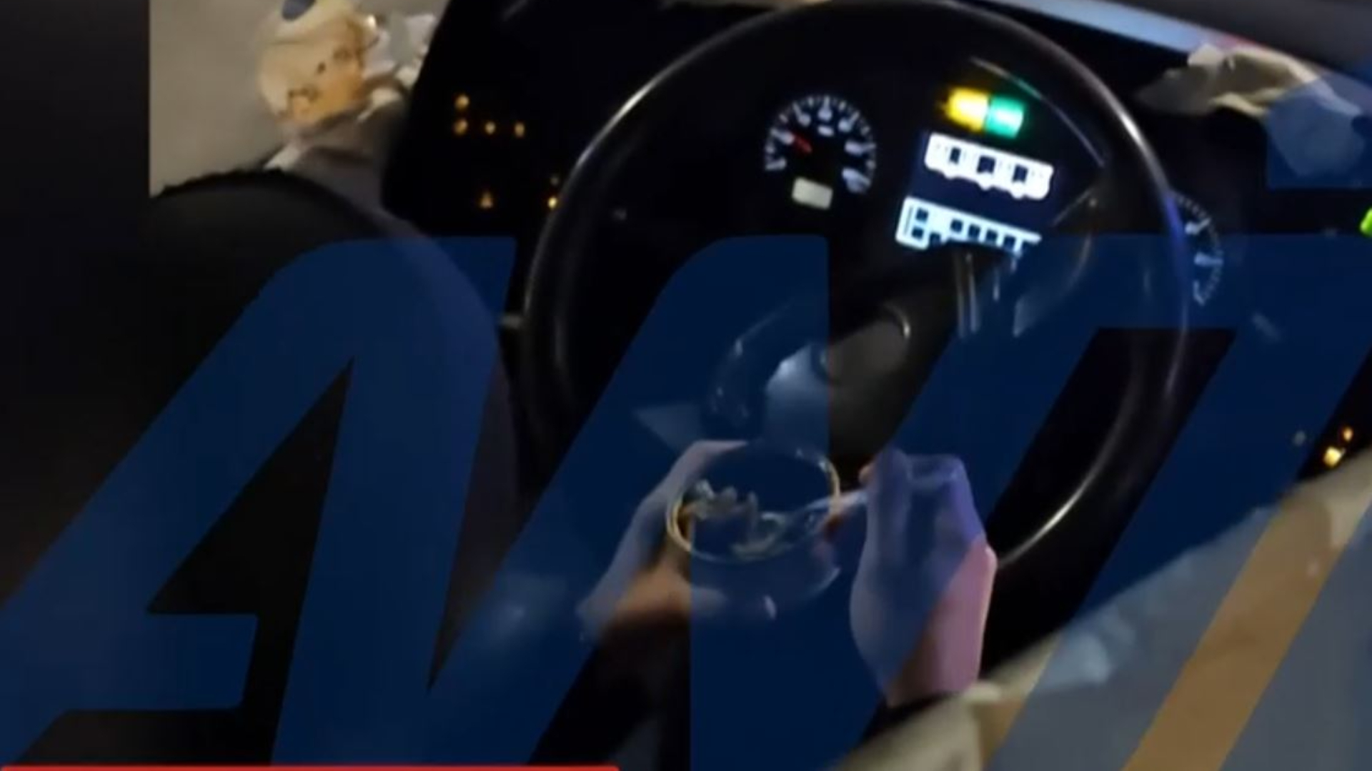 Αττική: Οδηγός λεωφορείου έτρωγε στο τιμόνι και οδηγούσε με τα γόνατα – Τέθηκε σε διαθεσιμότητα (βίντεο)