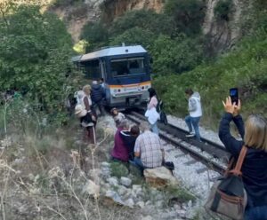 Αχαΐα: Δεκάδες επιβάτες εγκλωβίστηκαν στον Οδοντωτό μετά από βλάβη – Η ανακοίνωση της Hellenic Train