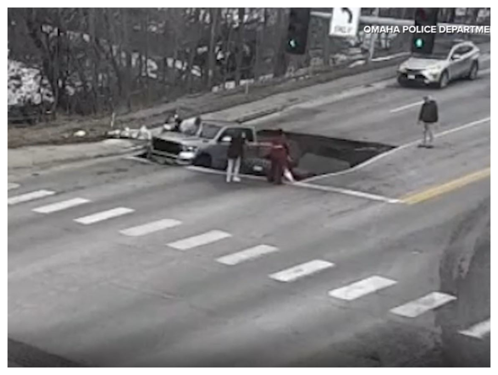 «Καταβόθρα» καταπίνει δύο αυτοκίνητα σταματημένα μπροστά σε φανάρι στις ΗΠΑ (βίντεο)