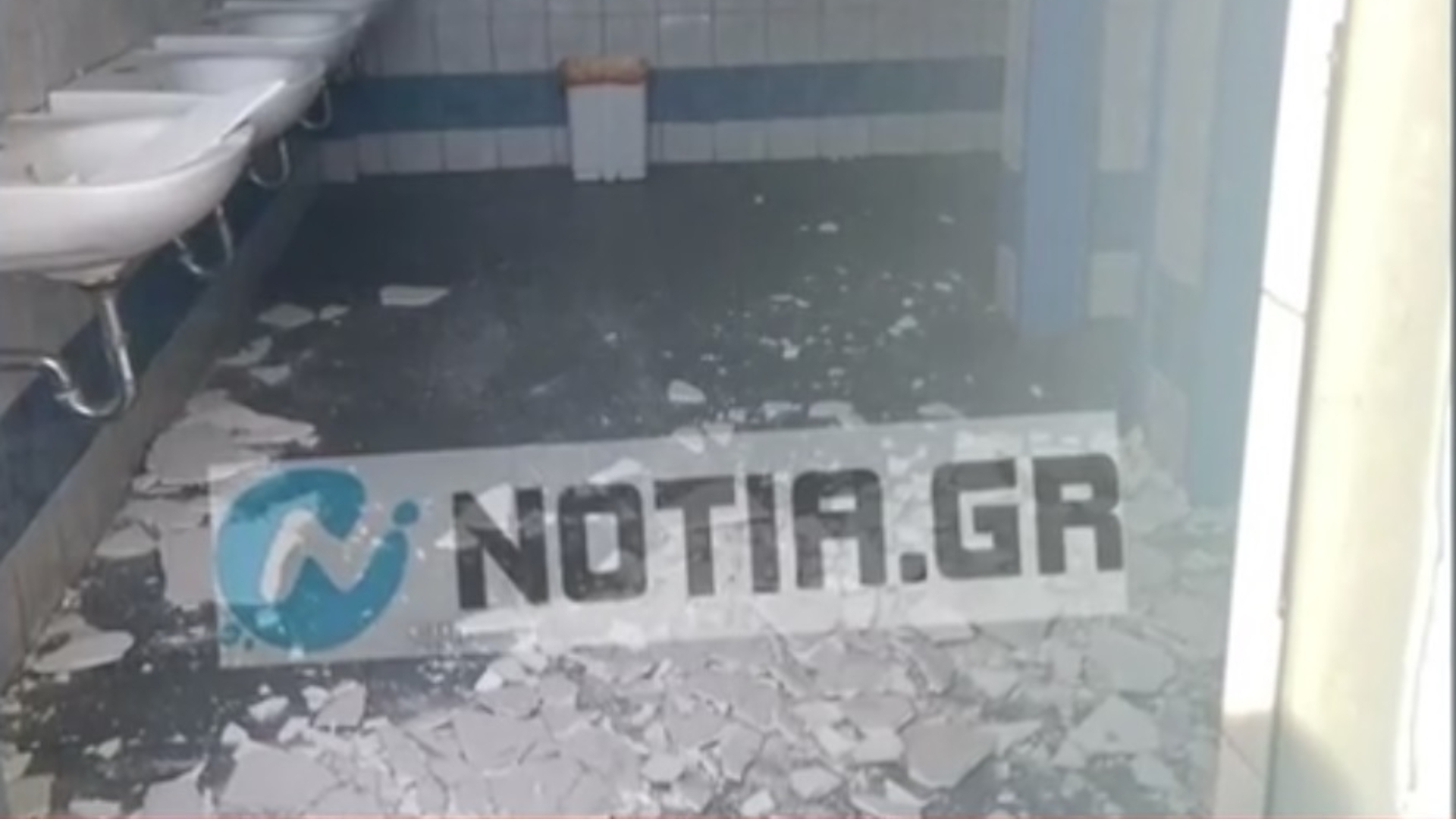 Παλαιό Φάληρο: Κατέρρευσε τμήμα οροφής σε τουαλέτες δημοτικού σχολείου – Στον χώρο βρίσκονταν μαθητές (βίντεο)