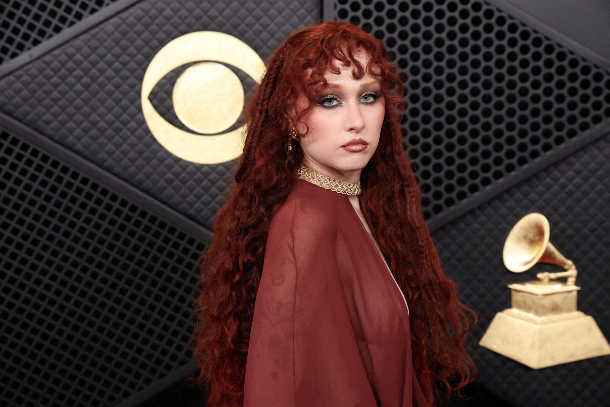 Chappell Roan: Υπεραμύνθηκε την επιλογή της για το εξαιρετικά αποκαλυπτικό φόρεμα στα Grammys 2026 (εικόνες)