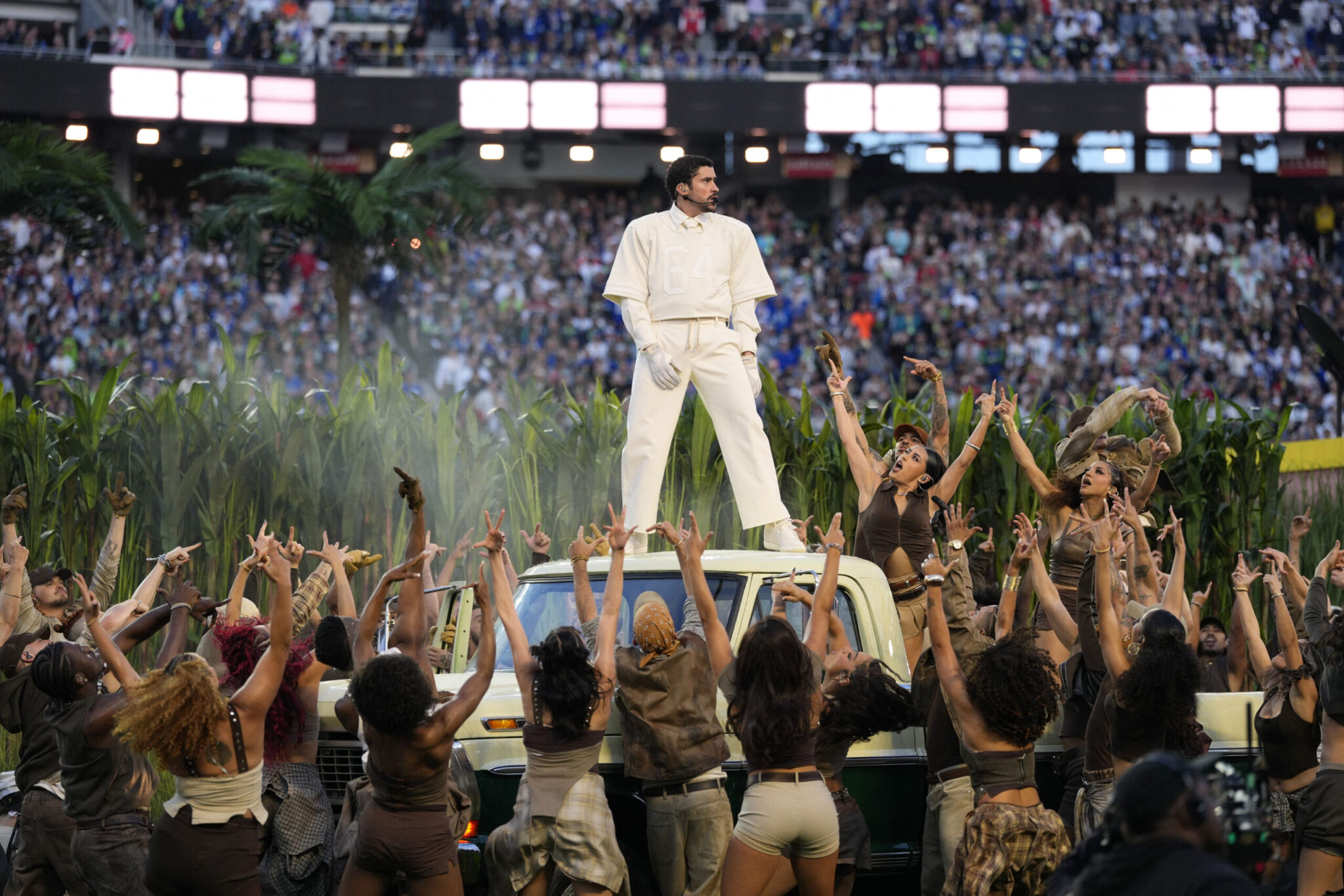 Super Bowl: Η διερμηνέας που έγραψε ιστορία κάνοντας τους κωφούς θαυμαστές του Bad Bunny να χορέψουν