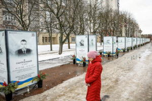 Μια γυναίκα μπροστά σε φωτογραφίες στρατιωτών και θυμάτων της ρωσικής εισβολής, την ημέρα που σηματοδοτεί την τέταρτη επέτειο της πλήρους ρωσικής εισβολής στην Ουκρανία, 24 Φεβρουαρίου 2026. REUTERS/Alina Smutko