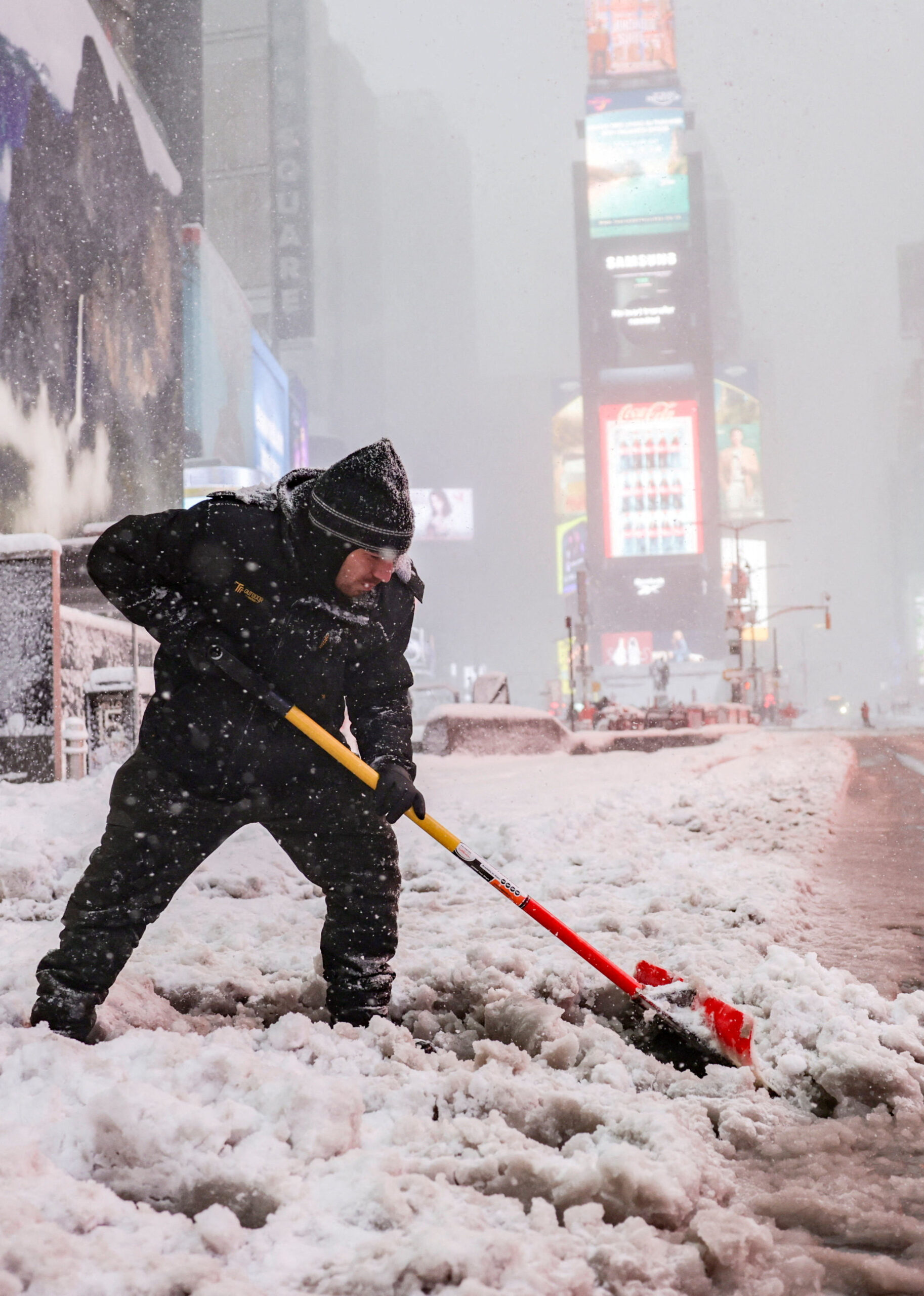 Νέα Υόρκη: Ο δήμαρχος Μαμντάνι προσφέρει 30 δολάρια την ώρα σε κατοίκους για να καθαρίσουν το χιόνι από τους δρόμους της πόλης (βίντεο)