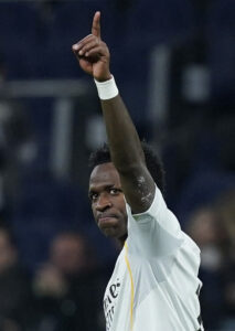 Μαδρίτη: Οπαδός της Μπενφίκα έβαλε μπανάνες σε φωτογραφία του Βινίσιους στο μουσείο της Ρεάλ – Ζήτησε από τον γιο του να αποθανατίσει τη στιγμή (Εικόνες)