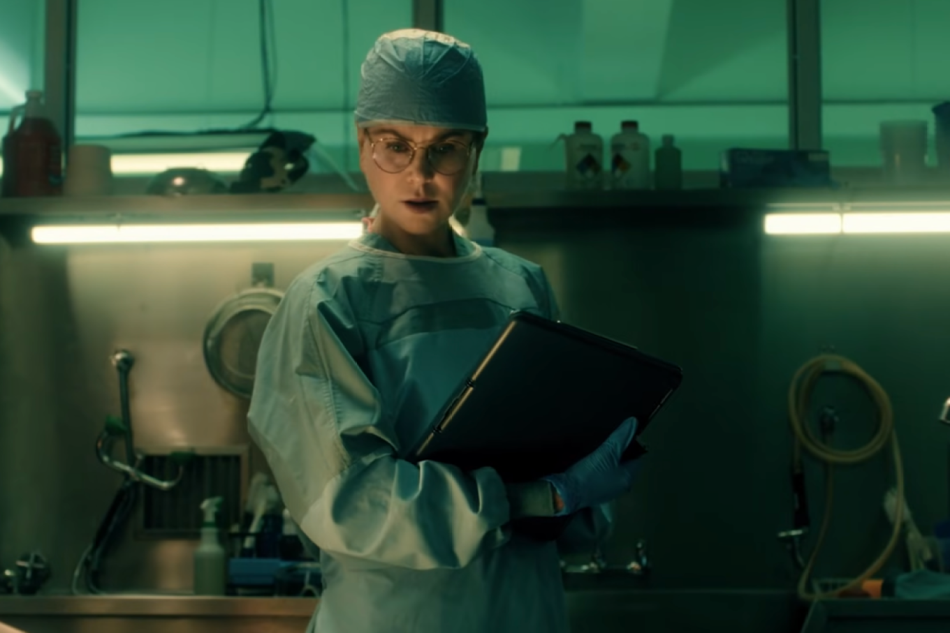 «Scarpetta»: Η Νικόλ Κίντμαν ζωντανεύει στην οθόνη την εμβληματική ιατροδικαστή της συγγραφέα Πατρίσια Κόρνγουελ