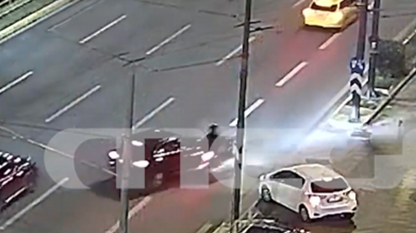 Συγκλονιστικό ατύχημα στη Συγγρού – Μηχανή συγκρούστηκε με αυτοκίνητο και προσέκρουσε σε κολώνα (βίντεο)