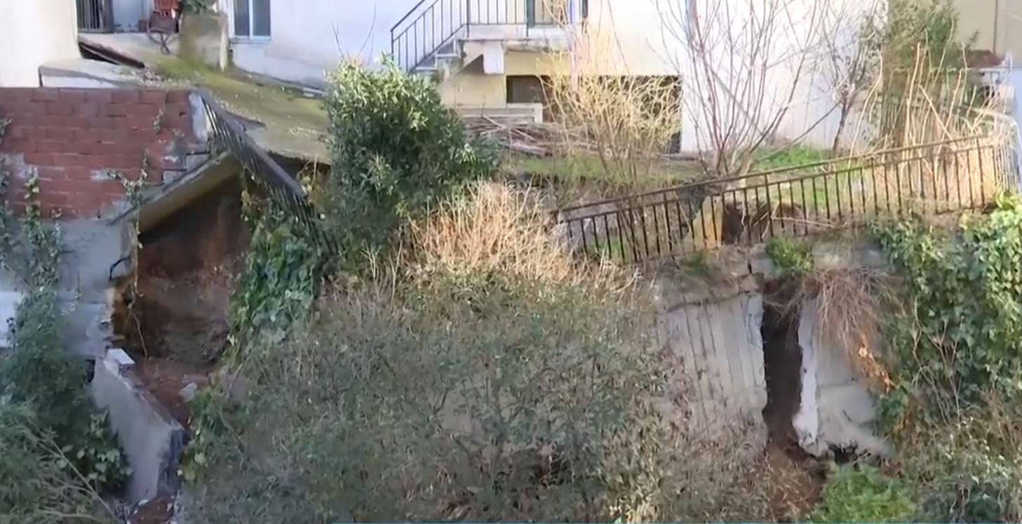 Θεσσαλονίκη: Ολόκληρη πλαγιά έτοιμη να πέσει πάνω σε πολυκατοικία (εικόνες – βίντεο)