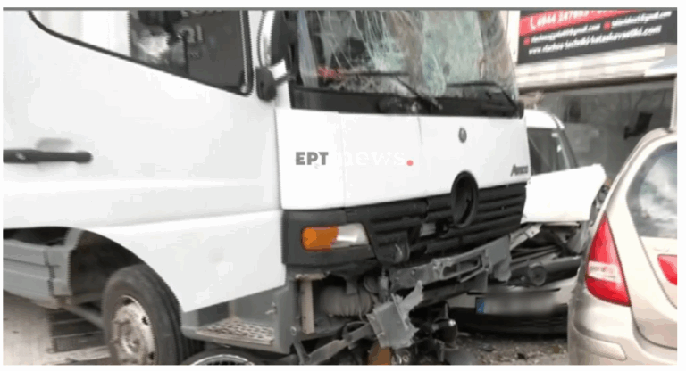 Τροχαίο στη Θηβών: Τρελή πορεία φορτηγού παρέσυρε σταθμευμένα αυτοκίνητα και μηχανάκια – 3 τραυματίες (Βίντεο)