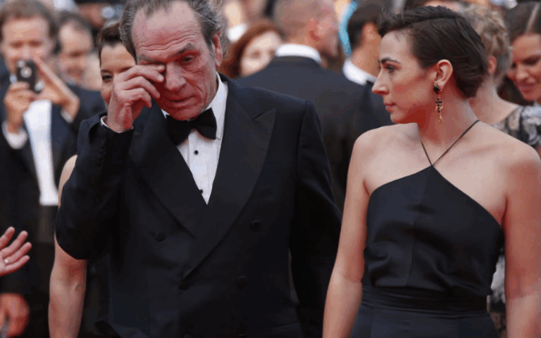 Τόμι Λι Τζόουνς: Η κόρη του πέθανε «τυχαία» λόγω κοκαΐνης – Η ιατροδικαστική απάντηση για τον θάνατο της 34χρονης Βικτόρια