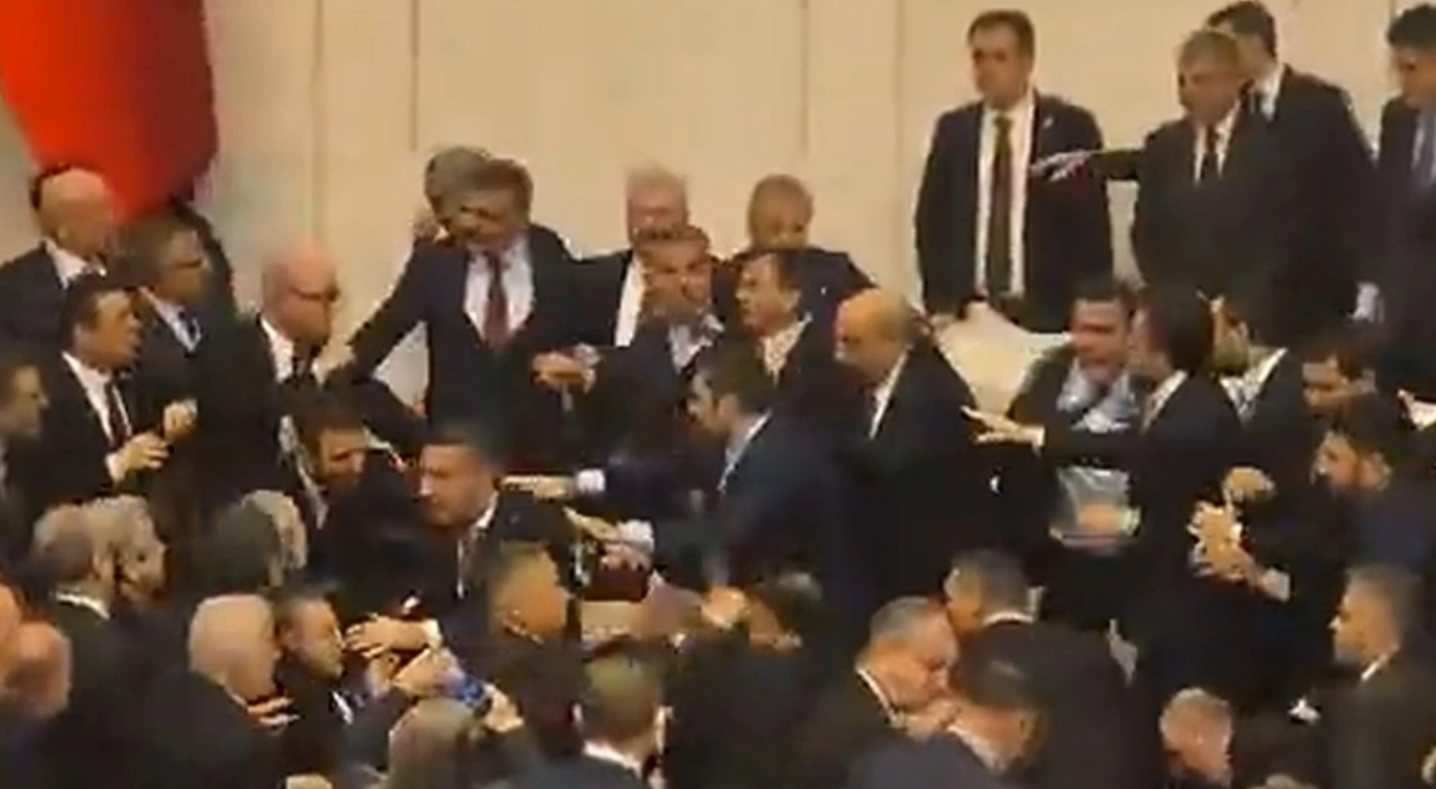 Τουρκία: Αγριο ξύλο στη Βουλή κατά την ορκωμοσία των νέων υπουργών Δικαιοσύνης και Εσωτερικών (βίντεο)