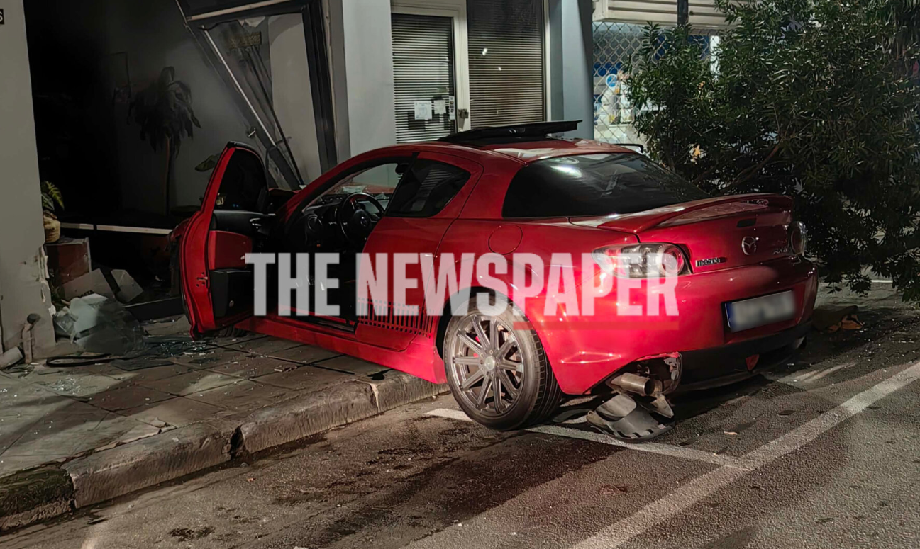 Τρομακτικό τροχαίο στον Βόλο: Αυτοκίνητο έπεσε σε σταθμευμένα ΙΧ – Χτύπησε σε δέντρο και καρφώθηκε σε φροντιστήριο (Εικόνες)