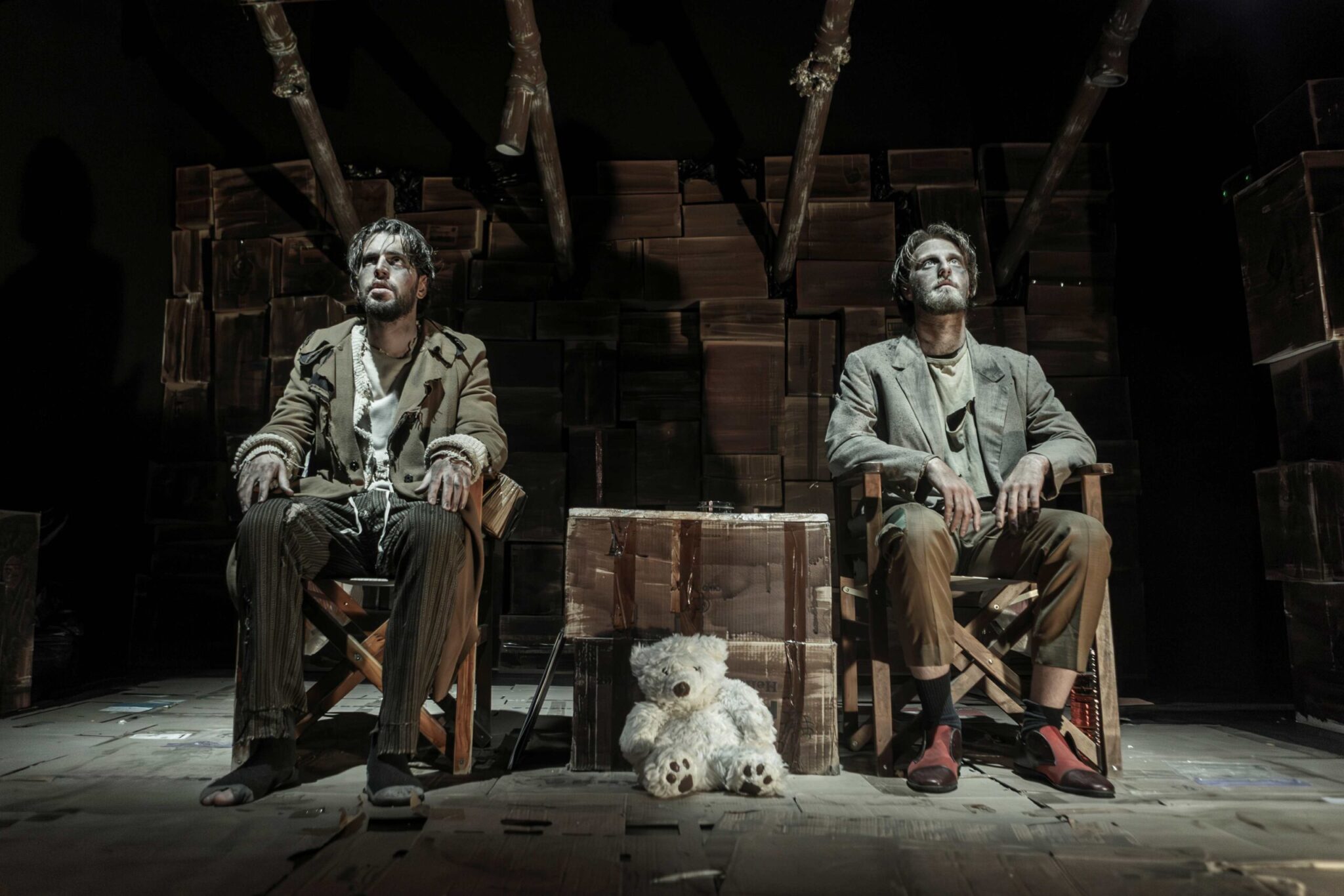 Με τους «Εμιγκρέδες» του Μρόζεκ εγκαινιάζεται το Θέατρο Μετς του Σωτήρη Τσαφούλια