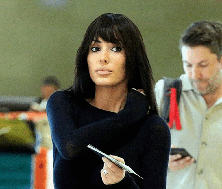 Μπιάνκα Σένσορι σε μια άκρως αποκαλυπτική φωτογράφιση-Ολόγυμνη πάνω σε μαύρο άλογο