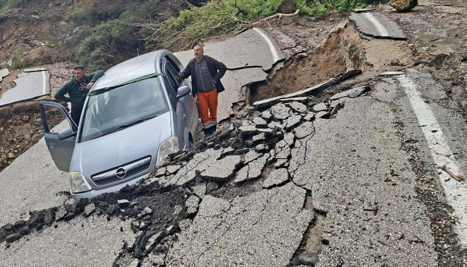 Κακοκαιρία: Κατολισθήσεις, πλημμήρες και καταστροφές δρόμων σε Πρέβεζα, Τζουμέρκα, Κέρκυρα, Τρίπολη, Χίο (φωτο-βίντεο)