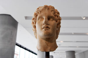 Κεφαλή του Μεγάλου Αλεξάνδρου σε νεαρή ηλικία που αποδίδεται στον γλύπτη Λεωχάρη. Μουσείο Ακρόπολης. Φωτογραφία Reuters